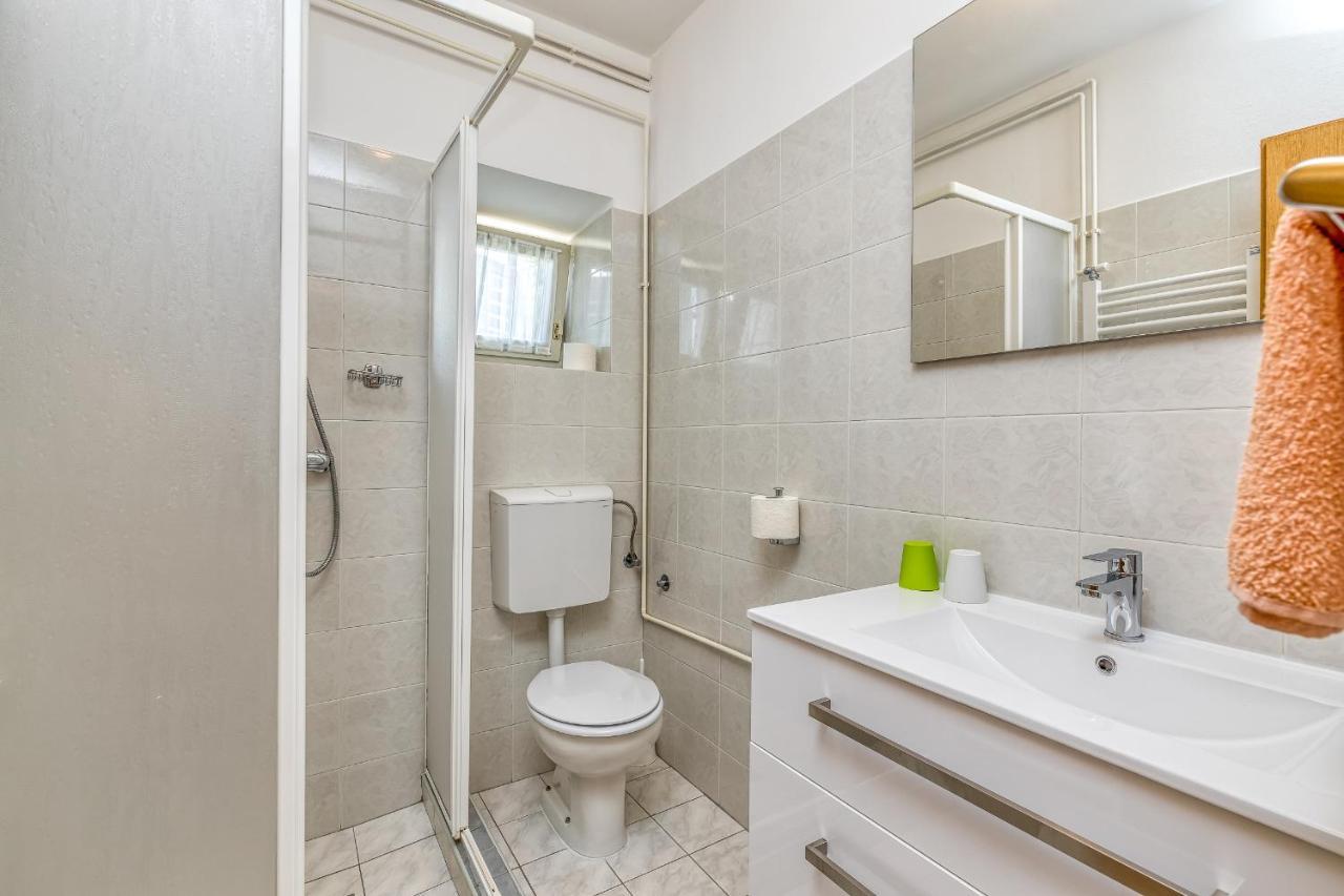 Matea Rooms Funtana Exterior photo